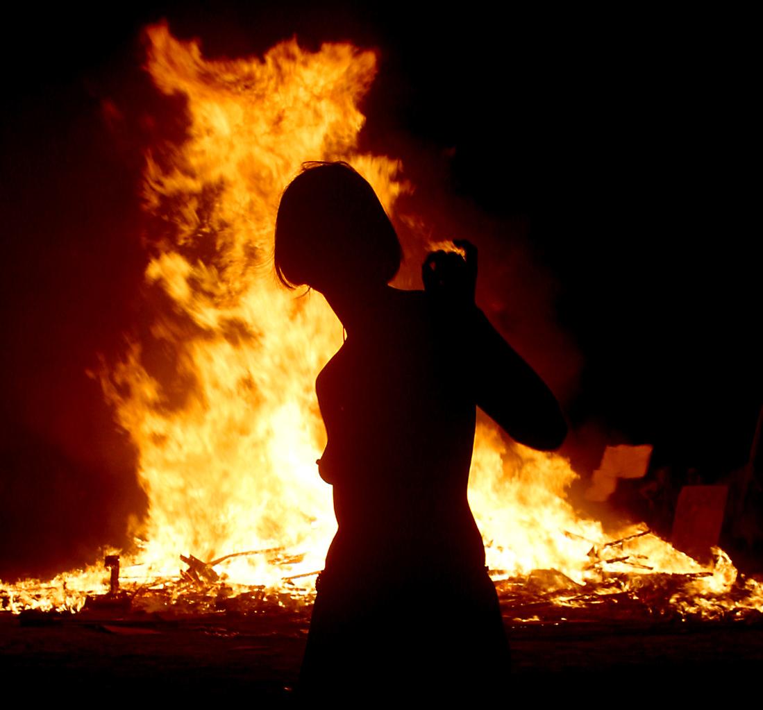 Останься пламенем в глазах песня. Девушка в горящем доме. Танец в горящем доме. Девушка в горящей родине. "Сама в огне".